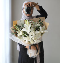 Load image into Gallery viewer, Blooming Lily
