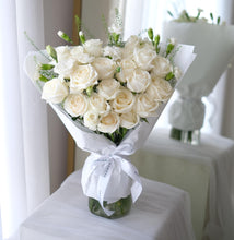 Load image into Gallery viewer, Classic Rose in Vase

